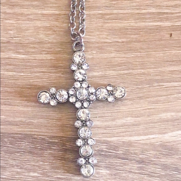 Beautiful cross long chain necklace - Picture 2 of 4